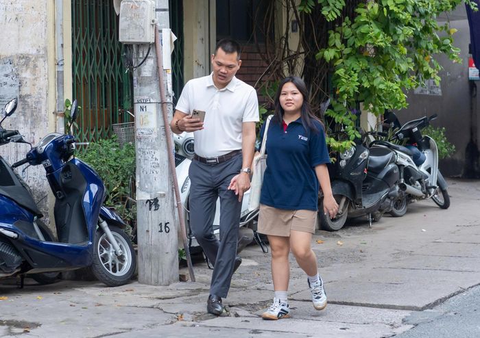 Thí sinh được người thân dặn dò, động viên trước giờ vào thi. Ảnh: Mạnh Hưng