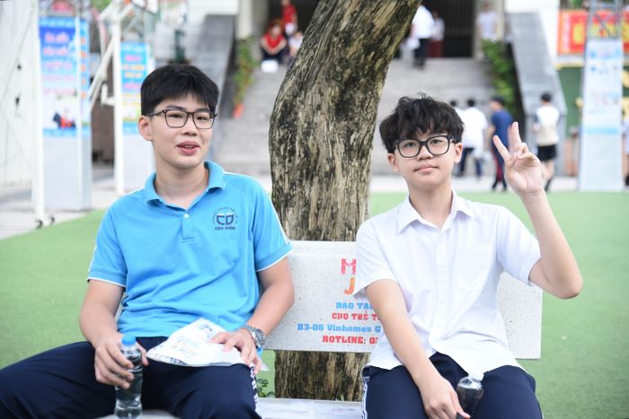 Có mặt tại điểm thi Trường THCS Mỹ Đình 1, thí sinh Đỗ Tuấn Tú - Trường THCS Cầu Diễn chia sẻ, em cảm thấy khá tự tin vì đã chuẩn bị kỹ kiến thức và luyện đề trong suốt thời gian qua. Đề thi có thể có những câu hỏi bất ngờ, nhưng em tin rằng sự bình tĩnh và khả năng cảm thụ văn học sẽ giúp mình hoàn thành bài làm tốt nhất. Em hy vọng sẽ phát huy hết năng lực để đạt kết quả như mong đợi. Ảnh: Xuân Quý