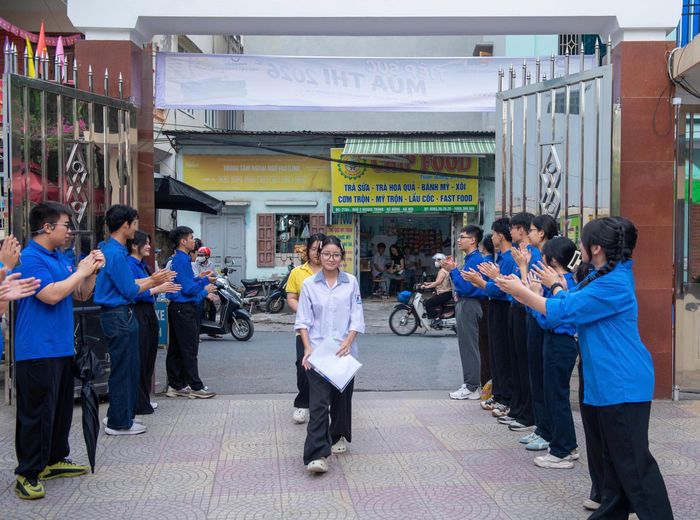 Lực lượng sinh viên tình nguyện đã có mặt từ sớm để hỗ trợ thí sinh, phụ huynh. Ảnh: Mạnh Hưng