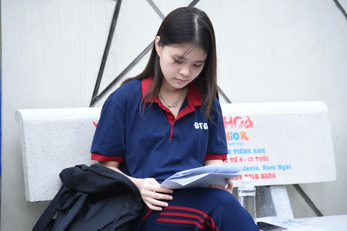 Các sĩ tử bước vào ngày thi đầu tiên với nhiều sắc thái. Người lo lắng, hồi hộp.. Ảnh: Xuân Quý