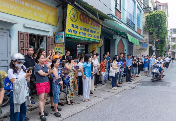 Vỉa hè bên đường đã trở thành chốn "dừng chân" quen thuộc của phụ huynh trong những mùa thi. Ảnh: Mạnh Hưng