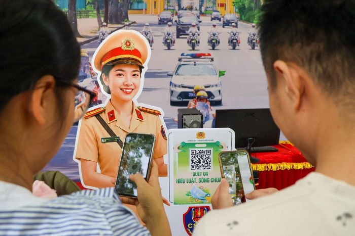 Đông đảo người dân đã tích cực quét mã QR để đăng ký tham gia Cuộc thi sáng tạo video clip “Tổ quốc bình yên”