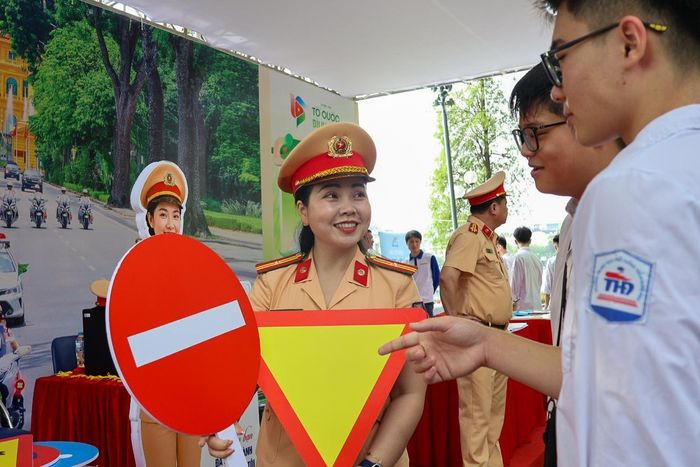 Nhiều học sinh tham gia tìm hiểu luật TTATGT đường bộ