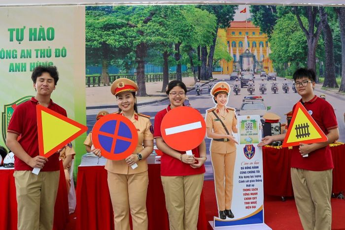 Nhiều bạn trẻ tham gia các hoạt động tại gian trưng bày