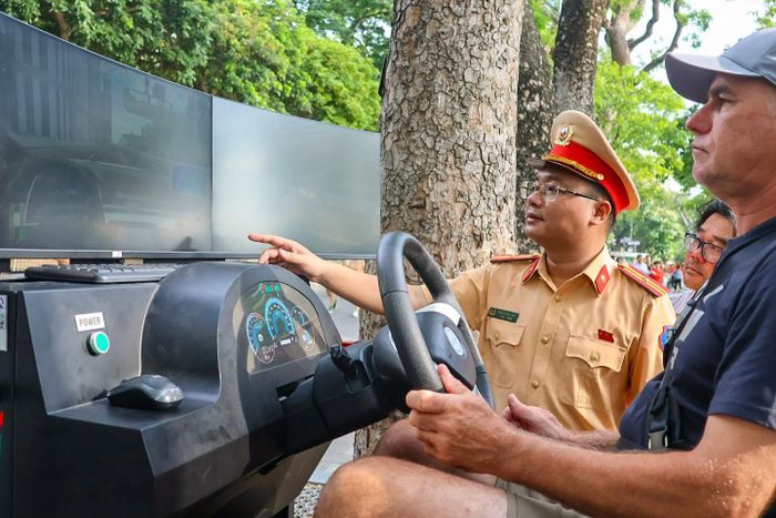 Thu hút người tham gia nhất vẫn là khu vực các mô hình sát hạch GPLX ô tô, mô tô