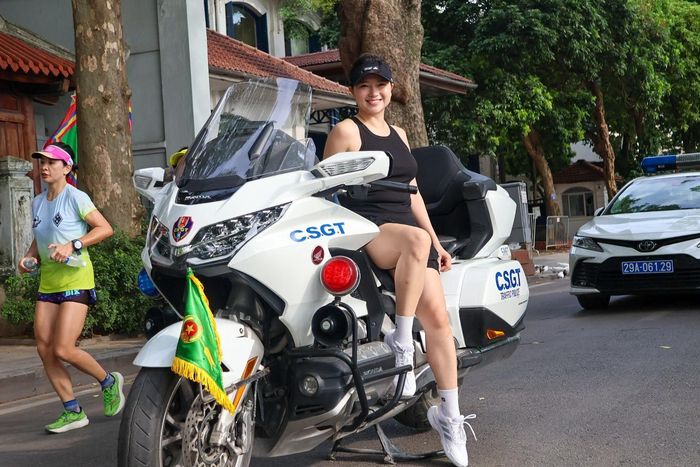 Người dân và du khách checkin cùng dàn phương tiện hiện đại của CSGT