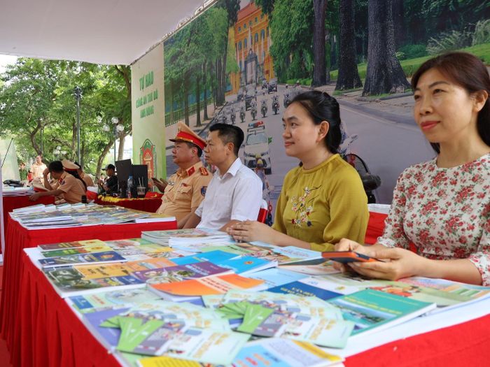 Nhà xuất bản Giao thông vận tải trưng bày nhiều tài liệu, ấn phẩm tuyên truyền về trật tự, an toàn giao thông