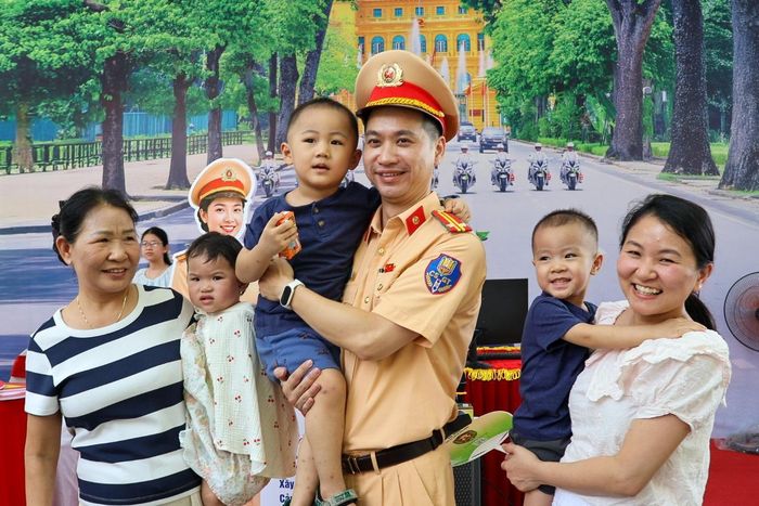 Nhiều gia đình checkin cùng các cán bộ CSGT tại gian trưng bày.