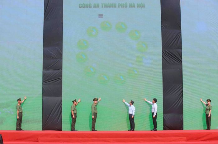 Các đại biểu phát động hưởng ứng Cuộc thi sáng tạo video clip “Tổ quốc bình yên”