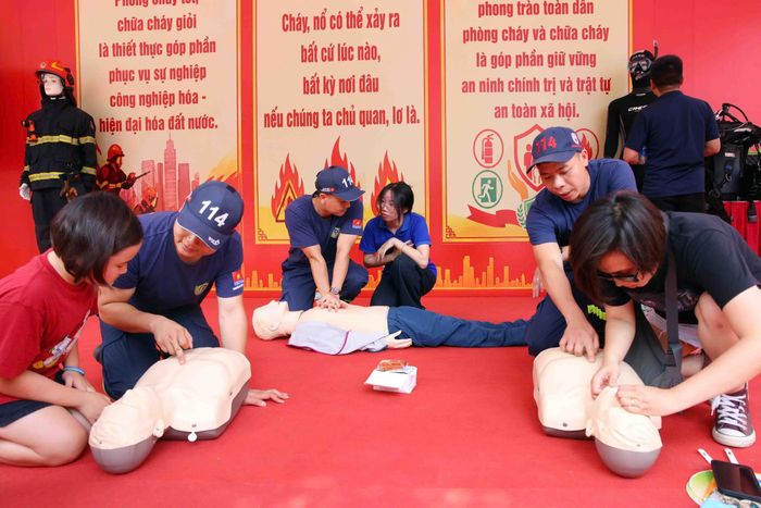 Trong khuôn khổ chương trình, nhiều hoạt động trải nghiệm, tương tác hấp dẫn dành cho cán bộ, chiến sĩ và Nhân dân