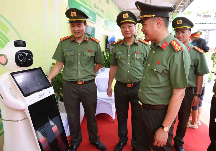 Các đại biểu tham quan khu vực trải nghiệm