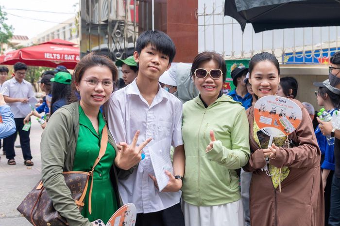 Thí sinh rạng rỡ cùng phụ huynh rời khỏi điểm thi. Ảnh: Mạnh Hưng