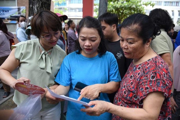 Phụ huynh hồi hộp theo dõi đề thi Ngữ văn. Ảnh: Xuân Quý