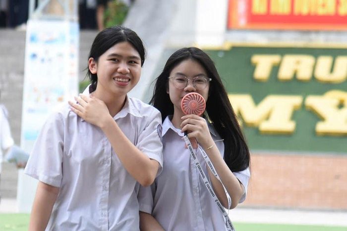 Thí sinh rạng rỡ rời khỏi điểm thi sau khi hoàn thành bài thi môn Ngữ văn. Ảnh: Xuân Quý