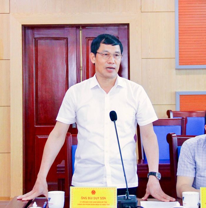 Chánh Văn phòng Đoàn ĐBQH và HĐND tỉnh Bùi Duy Sơn phát biểu.