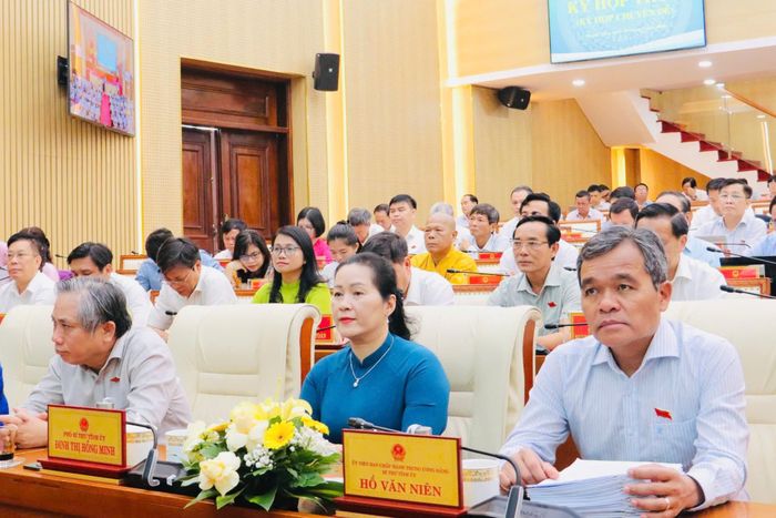 Bí thư Tỉnh ủy Hồ Văn Niên và Phó bí thư Tỉnh ủy, Trưởng Đoàn ĐBQH tỉnh Quảng Ngãi Đinh Thị Hồng Minh tham dự kỳ họp