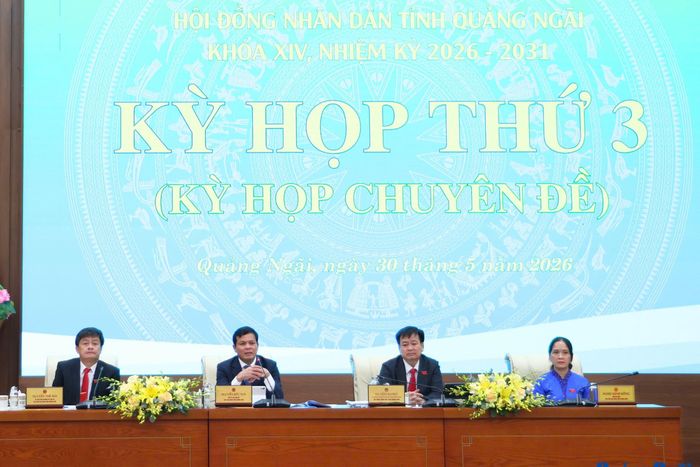 Phó Bí thư Tỉnh ủy, Chủ tịch HĐND tỉnh Nguyễn Đức Tuy; các Phó Chủ tịch HĐND tỉnh: Nguyễn Cao Phúc, Nguyễn Thế Hải và Nghe Minh Hồng chủ trì kỳ họp