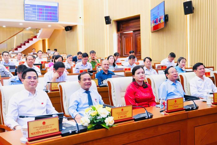 Phó Bí thư Tỉnh ủy, Chủ tịch UBND tỉnh Nguyễn Hoàng Giang; Phó Bí thư Thường trực Tỉnh ủy, Chủ tịch Ủy ban MTTQ Việt Nam tỉnh U Huấn và các đồng chí lãnh đạo tỉnh, các đại biểu tham dự kỳ họp