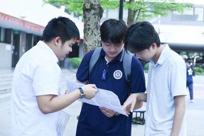 Sau khi kết thúc ngày thi đầu tiên, vào sáng mai (31/5), thí sinh sẽ thi môn Toán. Ảnh: Xuân Quý