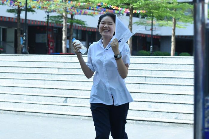 Thí sinh rạng rỡ sau khi hoàn thành bài thi môn tiếng Anh, nhiều em tự tin đạt 9 - 10 điểm. Ảnh: Xuân Quý