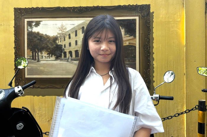Em Nguyễn Hồng Nhung, học sinh Trường THCS Ái Mộ tại điểm thi Trường THPT Phan Đình Phùng. Ảnh: Minh Châu