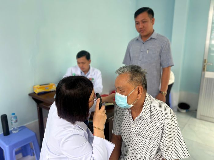 Các bác sĩ khám mắt miễn phí cho người dân. Ảnh: Ngô Trọng Linh