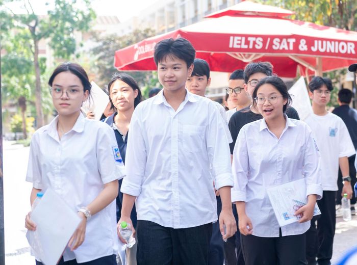 Thí sinh rạng rỡ rời khỏi điểm thi sau khi kết thúc môn thi tiếng Anh. Ảnh: Mạnh Hưng.