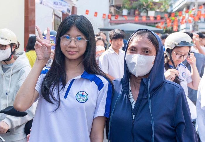 Thí sinh cùng phụ huynh rời khỏi điểm thi điểm thi Trường THPT Quang Trung - Hà Đông. Ảnh: Mạnh Hưng