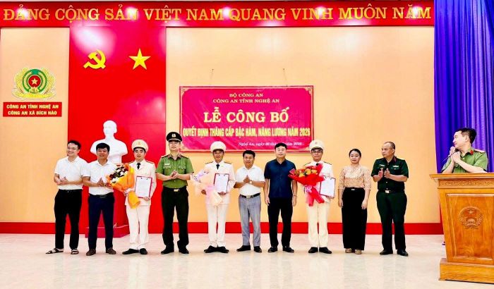 Lãnh đạo Công an tỉnh Nghệ An cùng đại diện cấp ủy, chính quyền địa phương chúc mừng các Trưởng Công an xã. Ảnh: CAX Bích Hào