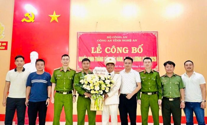 Cán bộ, chiến sĩ Công an xã Sơn Lâm chúc mừng đồng chí Trưởng Công an xã tại buổi lễ công bố. Ảnh: CAX Sơn Lâm