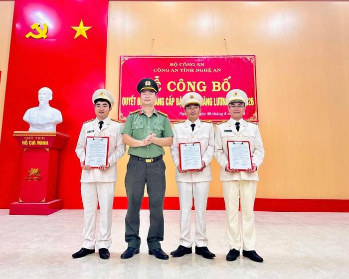 Đại diện lãnh đạo Công an tỉnh Nghệ An trao quyết định thăng cấp bậc hàm, nâng bậc lương cho Trưởng Công an các xã Bích Hào, Thuần Trung và Sơn Lâm. Ảnh: CAX Bích Hào