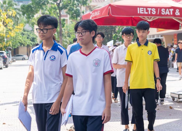 Các thí sinh sau khi hoàn thành môn Ngoại Ngữ tại điểm thi Trường THPT Quang Trung - Hà Đông. Ảnh: Mạnh Hưng