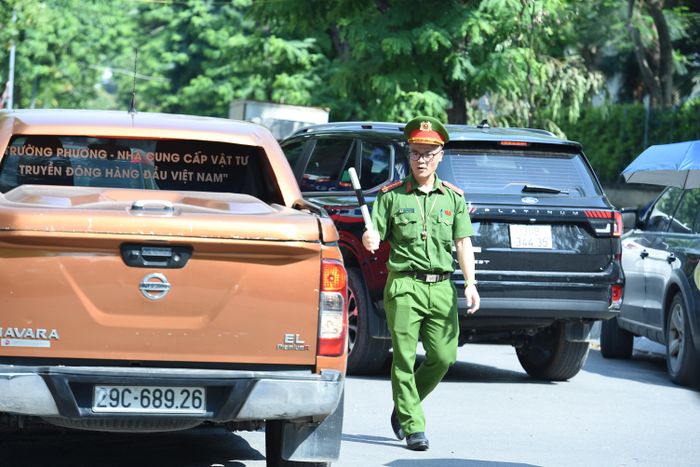 Lực lượng công an hỗ trợ điều tiết giao thông tại điểm thi Trường THCS Trần Duy Hưng. Ảnh: Xuân Quý