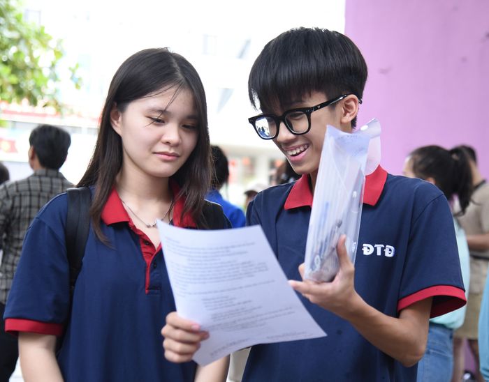 Nhiều thí sinh nhận định, đề thi Ngữ văn vào lớp 10 của Hà Nội năm nay vừa sức, các dạng bài đều quen thuộc, không có câu nào quá khó. Đa số cho rằng có thể đạt mức điểm từ 7,5 - 8 với đề thi này. Ảnh: Xuân Quý