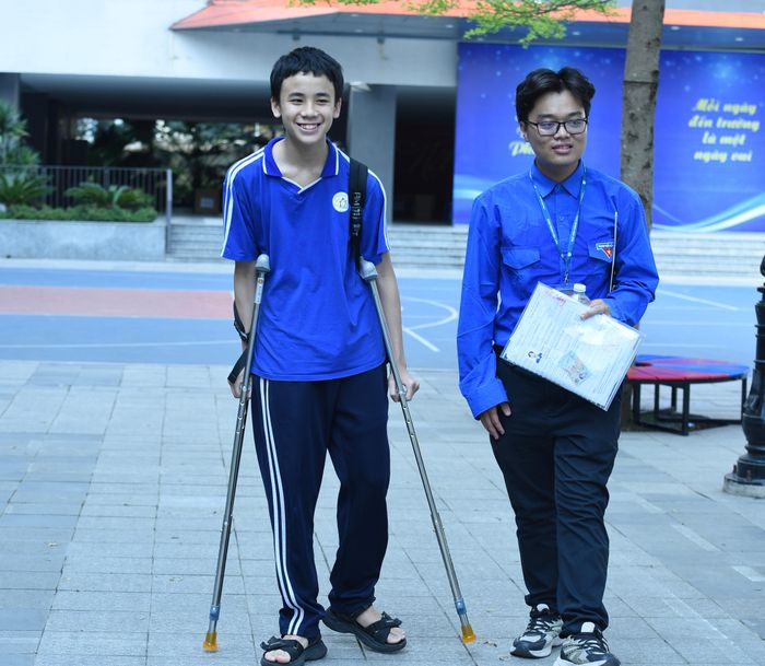 Em Lê Thái Dương, học sinh Trường THCS Thái Thịnh (bên trái) tại điểm thi Trường THCS Trần Duy Hưng vui mừng cho biết có thể đạt 10 điểm đối với bài thi môn Ngoại ngữ. Ảnh: Xuân Quý
