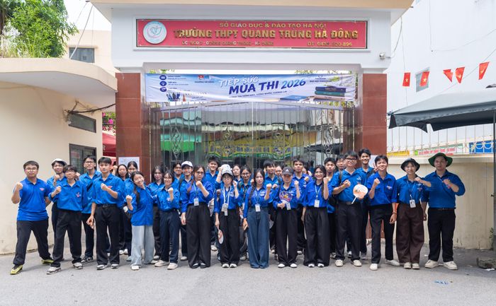 Ngày hôm nay, tại tất cả các điểm thi, thí sinh đều nhận được sự hỗ trợ của các đội tình nguyện "Tiếp sức mùa thi". Ảnh: Mạnh Hưng