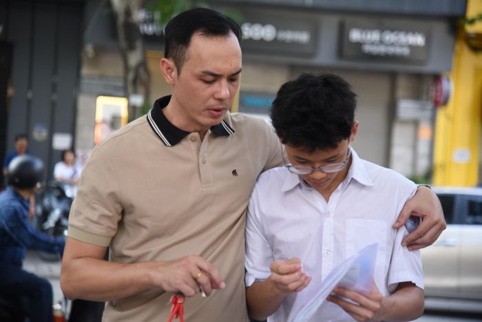 Trước giờ thi,rất nhiều lời động viên, những cái ôm ấm áp và ánh mắt khích lệ từ gia đình đã được trao gửi. Ảnh: Xuân Quý