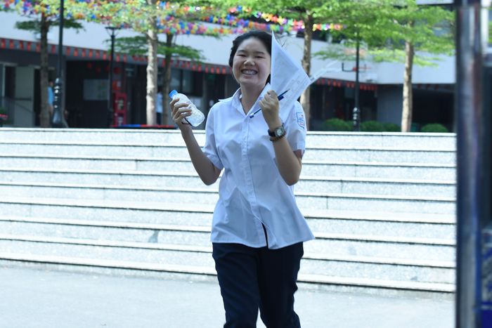 Thí sinh đầu tiên ra khỏi phòng thi tại điểm Trường THCS Trần Duy Hưng sau khi hoàn thành môn Ngoại Ngữ. Ảnh: Xuân Quý