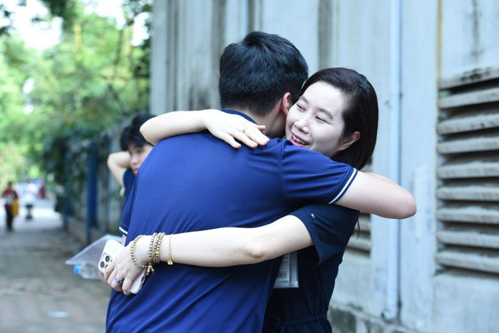 Nhiều phụ huynh cảm thấy hài lòng và chúc mừng con của mình sau khi thi xong môn Ngoại ngữ. Ảnh: Xuân Quý