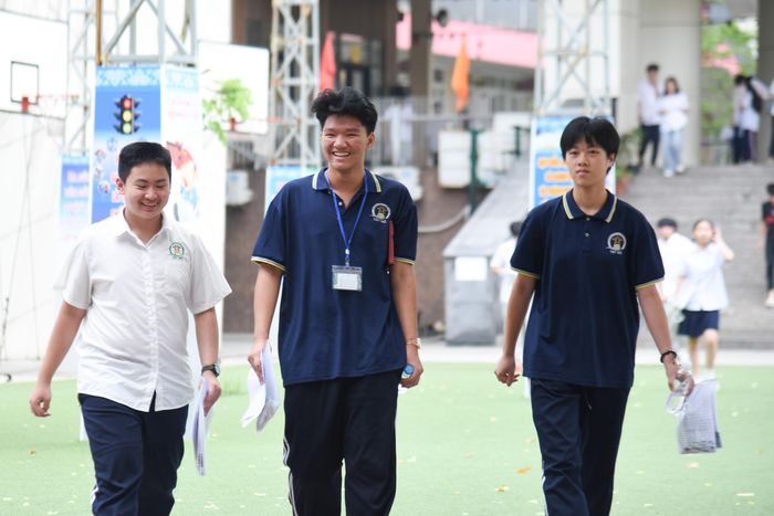 Niềm vui của các thí sinh tại điểm Trường THCS Mỹ Đình 1 (Nam Từ Liêm) sau môn thi đầu tiên – môn Ngữ Văn. Ảnh: Xuân Quý