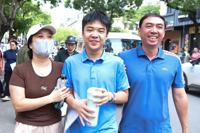 Cả gia đình đều vui mừng sau khi nghe tin con hoàn thành tốt bài thi môn Ngữ Văn. Ảnh: Xuân Quý