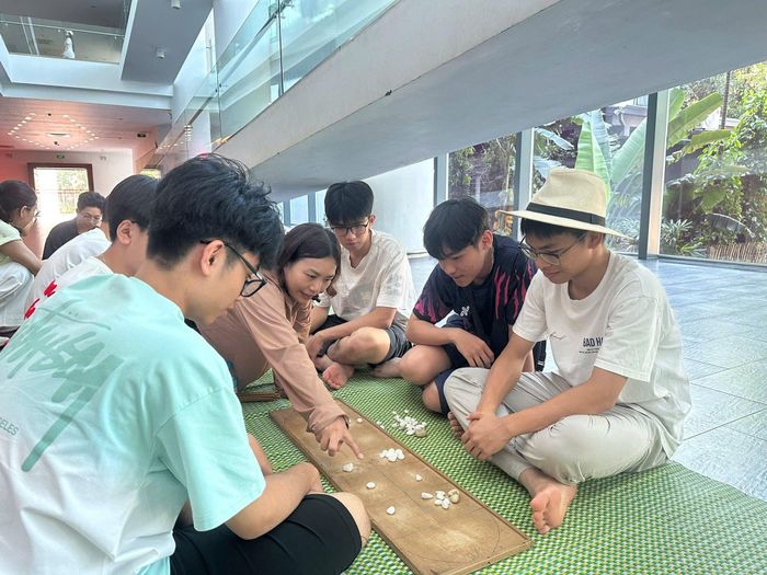 Chơi trò chơi dân gian. Ảnh: BTDTHVN