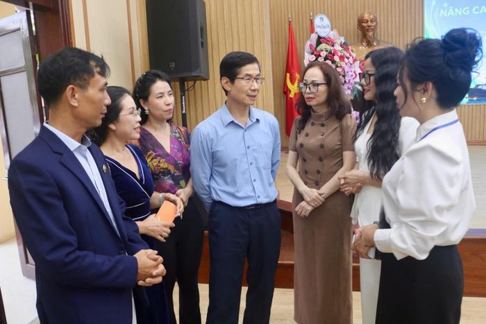 PGS,TS Phạm Hoàng Lương ( đứng giữa )- Giảng Viên Cao Cấp ĐH Bách Khoa Hà Nội - Phó chủ tịch hiệp hội Năng lượng Sạch Việt Nam trao đổi với các doanh nghiệp.