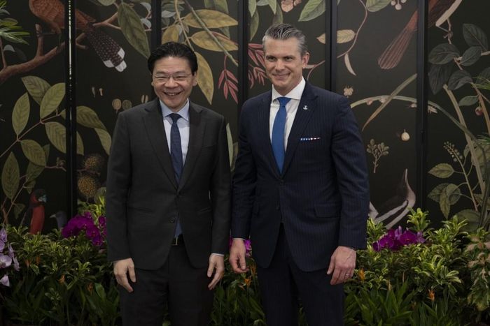 Thủ tướng Singapore Lawrence Wong và Bộ trưởng Chiến tranh Mỹ Pete Hegseth ngày 29/5. Ảnh: X/@SecWar