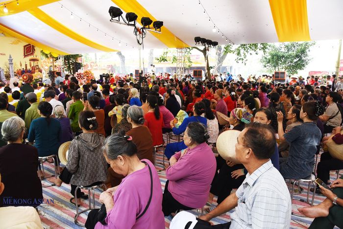 Người dân và du khách dự khai mạc lễ hội. Ảnh: Mekong ASEAN.