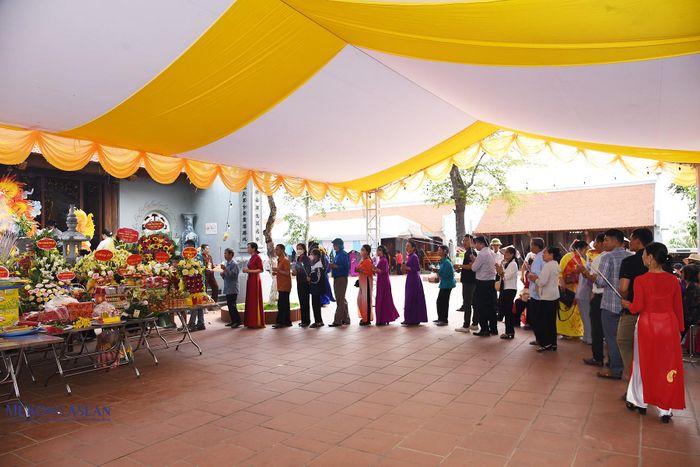 Người dân và du khách dâng hương. Ảnh: Mekong ASEAN.