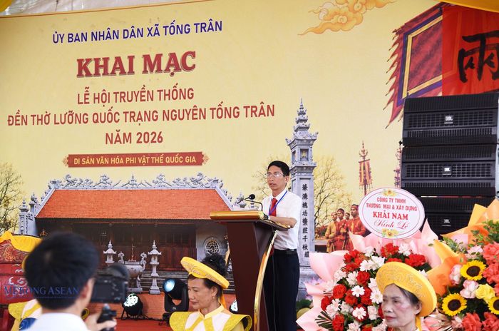 Ông Nguyễn Minh Tiến, Phó Bí thư Đảng ủy, Chủ tịch UBND xã Tống Trân, Trưởng Ban tổ chức lễ hội đọc diễn văn khai mạc lễ hội. Ảnh: Mekong ASEAN.