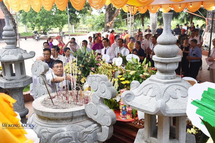 Các đại biểu dâng hương tại đền Tống Trân. Ảnh: Mekong ASEAN.