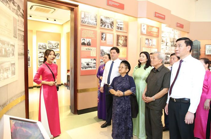 Bí thư Tỉnh ủy Nguyễn Hồng Thái cùng các đại biểu tham quan, nghe giới thiệu thân thế, sự nghiệp đồng chí Hoàng Quốc Việt.