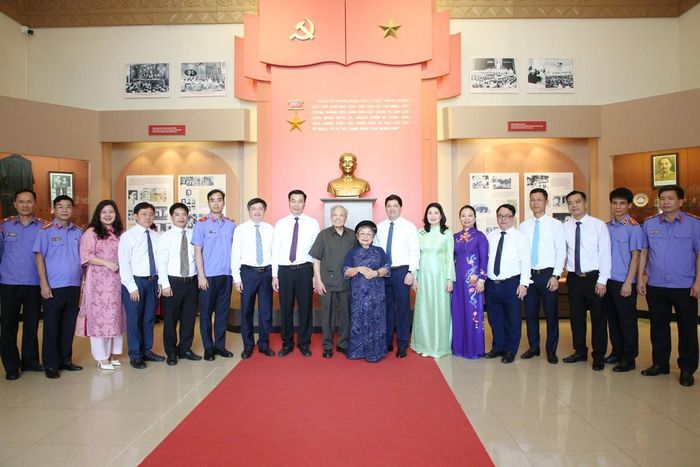 Các đồng chí lãnh đạo, đại biểu chụp ảnh lưu niệm với đại diện gia đình đồng chí Hoàng Quốc Việt.